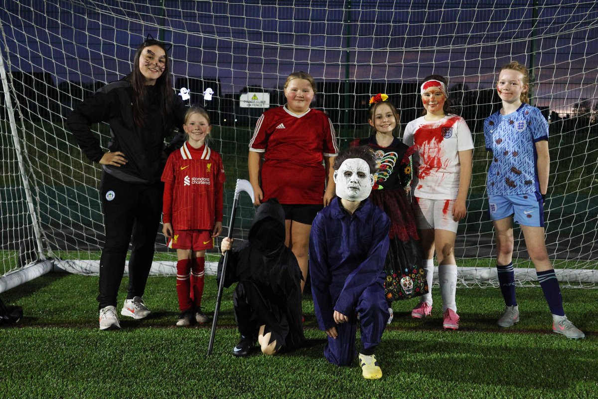 LaticsCommunity's tweet photo. What a 𝙨𝙥𝙤𝙤𝙠-𝙩𝙖𝙘𝙪𝙡𝙖𝙧 night at our Premier League Kicks Junior Girls session at Laithwaite Park! 🎃

Thanks to all the girls who dressed up and joined in with the Halloween festivities. 

#wafc 🔵⚪️ | @PLCommunities https://t.co/uaRkqeblJQ