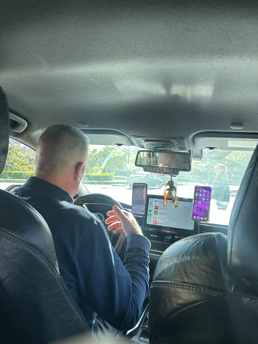 Este taxista de Valladolid acaba de hacerme bajar de su taxi porque quería poner a parir a los “zurdos” y, cuando le he dicho que soy zurda y que no quiero hablar de política, ha querido poner Esradio, le he pedido que pusiese música y se ha negado a llevarme. Difundid, por favor