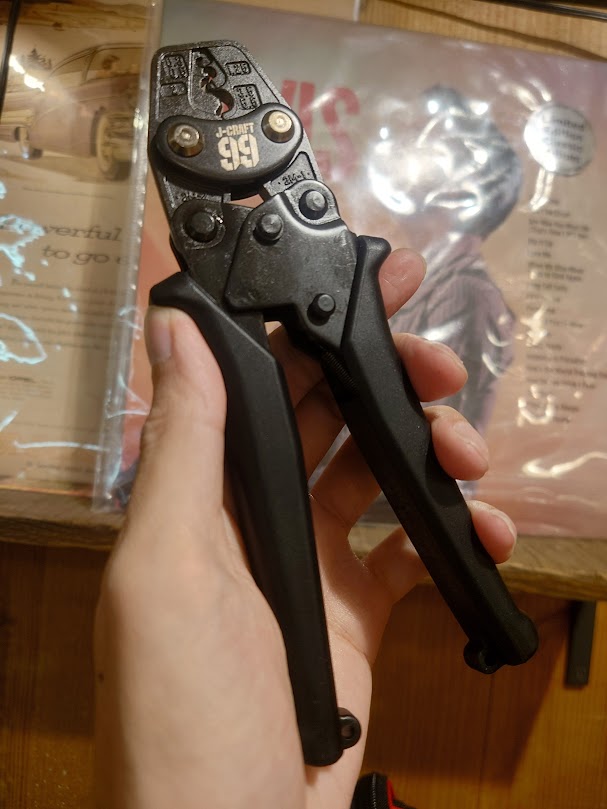 FG_NAMBA's tweet photo. #ロブテックス から発売されている #JCRAFT シリーズ「ミニ圧着工具」が再入荷いたしました。こちらのモデルはAK2MAがベースで172mmのコンパクトサイズかつ6サイズの裸端子・スリーブに対応しています。
工具の格好良さを際立たせるカラーリングにもぜひ注目してみてください。#ファクトリーギア https://t.co/WOlloCdaAc