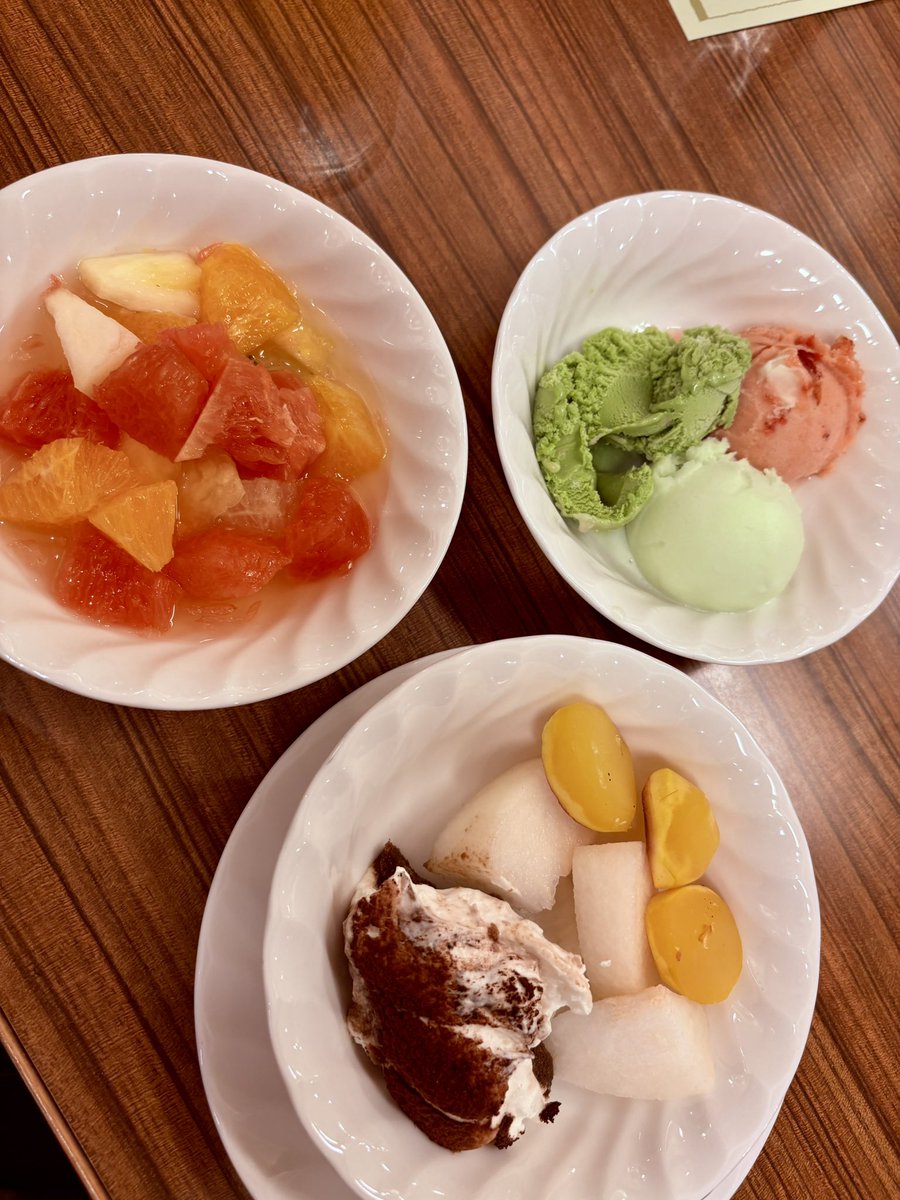 uxtupii's tweet image. 鬼怒川温泉の夕食！
①松茸の釜飯
②厚切りローストビーフ
③とろける牛肉たっぷりビーフシチュー
④スイーツ