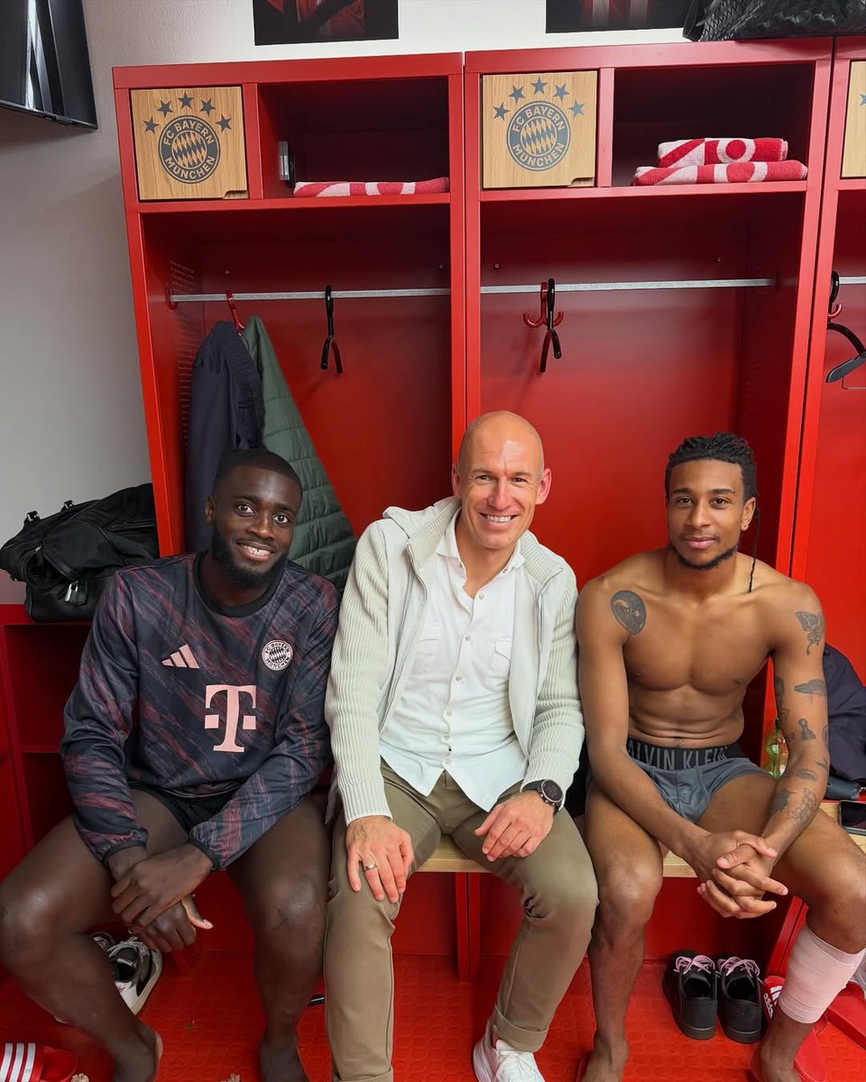 bayern_aktuell_'s tweet photo. 📸 Michael #Olise und Dayot #Upamecano mit Arjen #Robben nach dem Spiel gestern Abend.

#FCBBRU https://t.co/RdRvlI5h1w