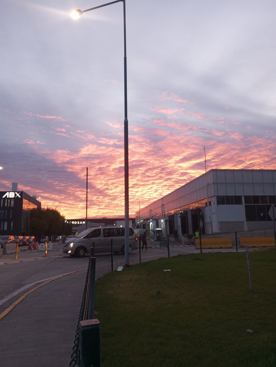 Amanece en la capital del Reino, desde el aeropuerto #SCL  <a href="/RedGeoChile/">Red Geocientífica de Chile</a>
