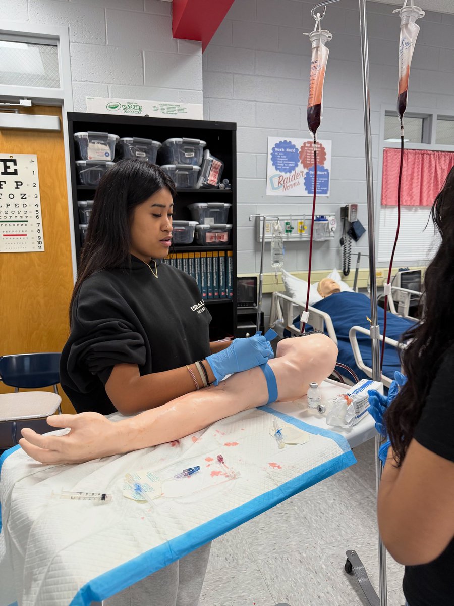 CCSRaiderHSE's tweet image. Medical Therapeutics students learn the various routes to give medication. They get to start an IV on practice arm. @ccscte