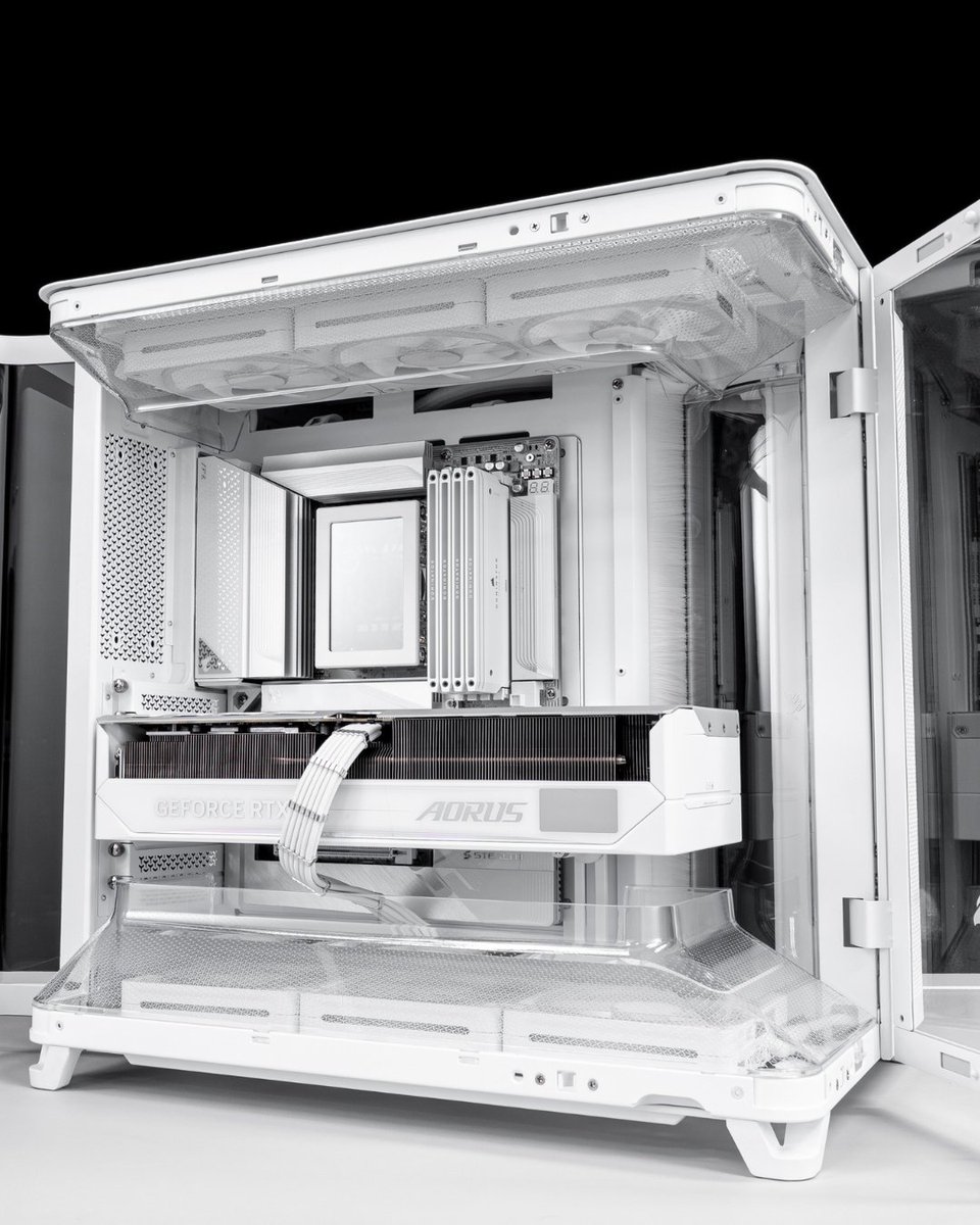 CableMod's tweet image. The new Corsair case is a real looker! 😮

By @ggflan