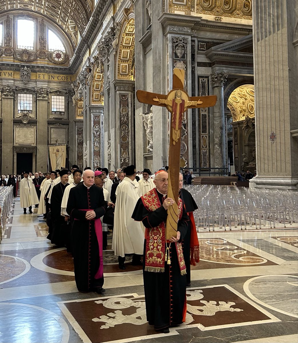 Leone XIV ha incoraggiato i pellegrini dell'#OESSH a contribuire a tener viva la speranza per la popolazione della #TerraSanta. Dopo l'Udienza con il Santo Padre, i pellegrini hanno passato la Porta Santa della basilica di San Pietro guidati in processione dal Gran Maestro.