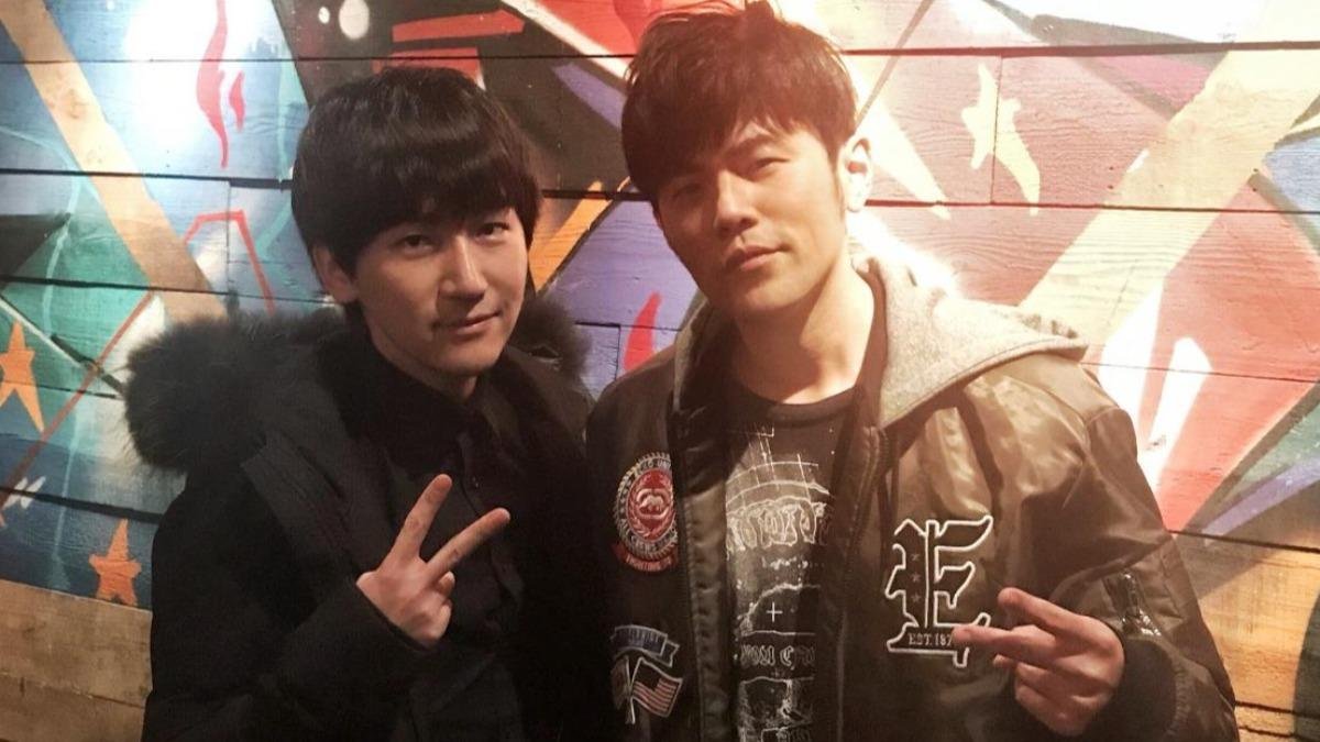 周杰伦2亿台币失踪欲提告昔日好友】#周杰伦近日在社交媒体发布“寻人启事”，直指昔日好友、魔术师蔡威泽失联。据悉，蔡威泽曾替周杰伦代为操作比特币投资 ，金额高达1至2亿台币，如今却不见踪影。周杰伦已准备对他提起诉讼。 #JayChou #Bitcoin