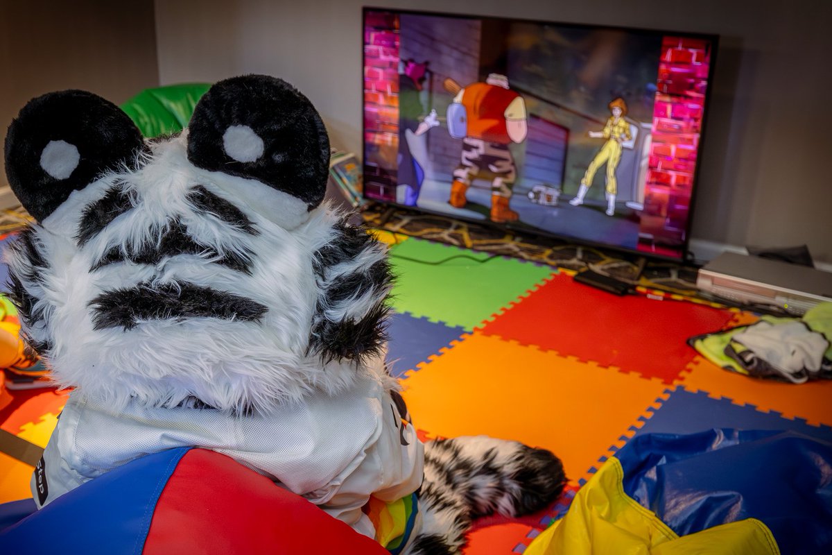 There's just something cozy about curling up on a beanbag and watching a Ninja Turtles VHS.
#kidfur #fursuiting