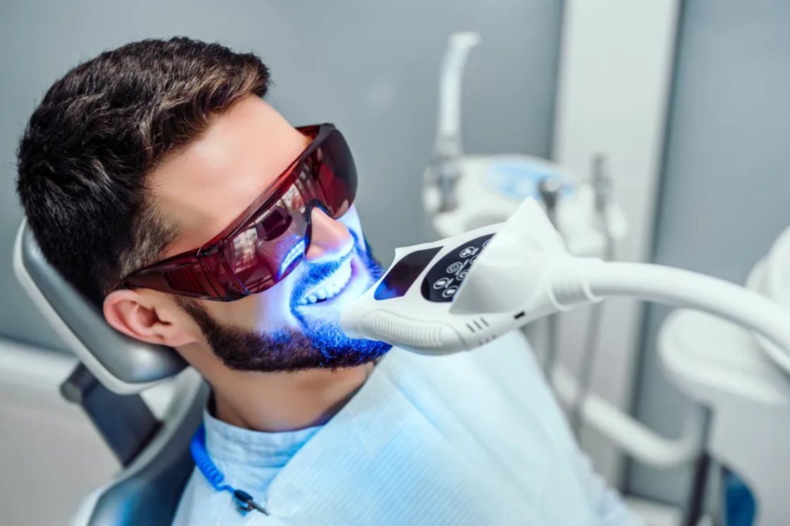 COECoficial's tweet photo. CONSELLS DE SALUT | ‼️ Recorda que la venda de productes per blanquejar les dents amb una concentració de peròxid d'hidrogen major al 0,1% ha de quedar sempre restringida als professionals qualificats.

🙏 Consulta sempre el teu dentista de confiança.

#TotsSomCOEC #VesAlDentista https://t.co/MeMeAYbSDr
