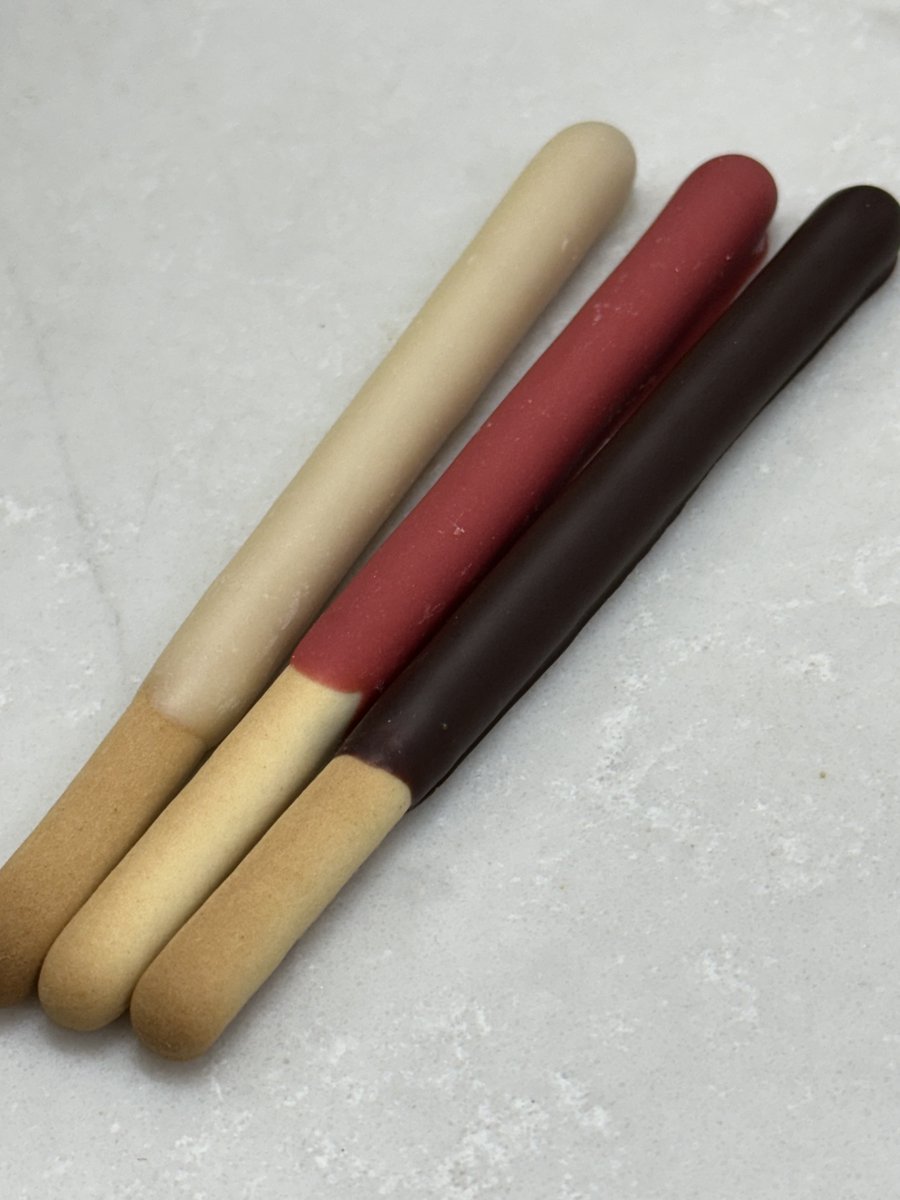 [RT 한분을 뽑아 한입쿠키를 보내드려요.]  

앵가디너 set와 발로나빼빼로가 왔어요! 

빼빼로는 맛이 아주 많아요 후후.. 작업실 쪼코 탈탈 털었습니다. 

모듬쿠키!도 있어요. 잘부탁드려요. 

chouxcaron.prosell.kr/products/109