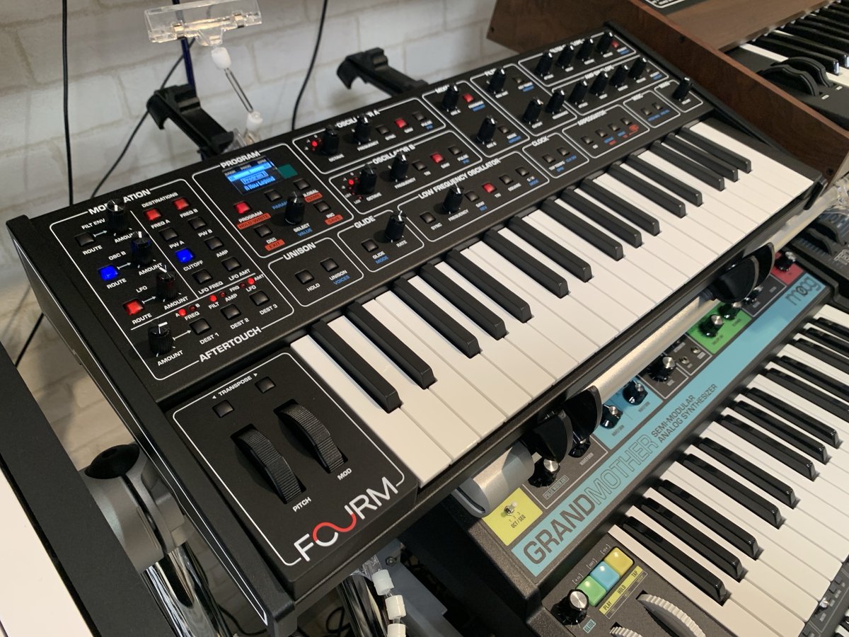 kenbando7's tweet image. Prophet-5を始め音楽史に残る数々の名機を生み出してきた名門 #SEQUENTIAL が現代に放つポリフォニックアフタータッチ搭載・4ボイスアナログシンセ「Fourm」の展示を開始しました👏✨ 驚異の10万円台というプライスもさる事ながら出音、弾き心地も抜群のクオリティ。#鍵盤堂 にて是非お試しください👍