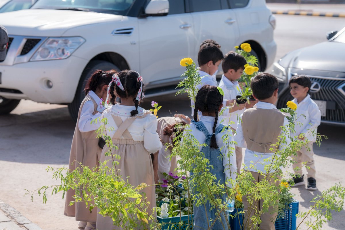 في لفتة جميلة ضمن حملة تشجير القيصومة
تم توزيع الورود على الحضور، تعبيرًا عن الامتنان لمشاركتهم وتقديرًا لعطائهم في دعم المبادرات البيئية 💐
#بلدية_القيصومة
#امانة_حفرالباطن