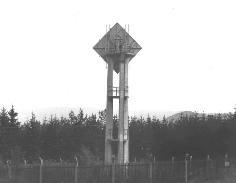 StasiArchiv's tweet image. #Spurensuche gelöst! Dank eurer Hinweise wissen wir nun, wo sich die auf den Fotos abgebildete Mastkonstruktion befand: auf der Steinsburg bei #Suhl. Die Anlage diente im Rahmen des Richtfunknetzes der SED als passive Umlenkstelle.

Weitere Spurensuchen: bundesarchiv.de/stasi-unterlag…