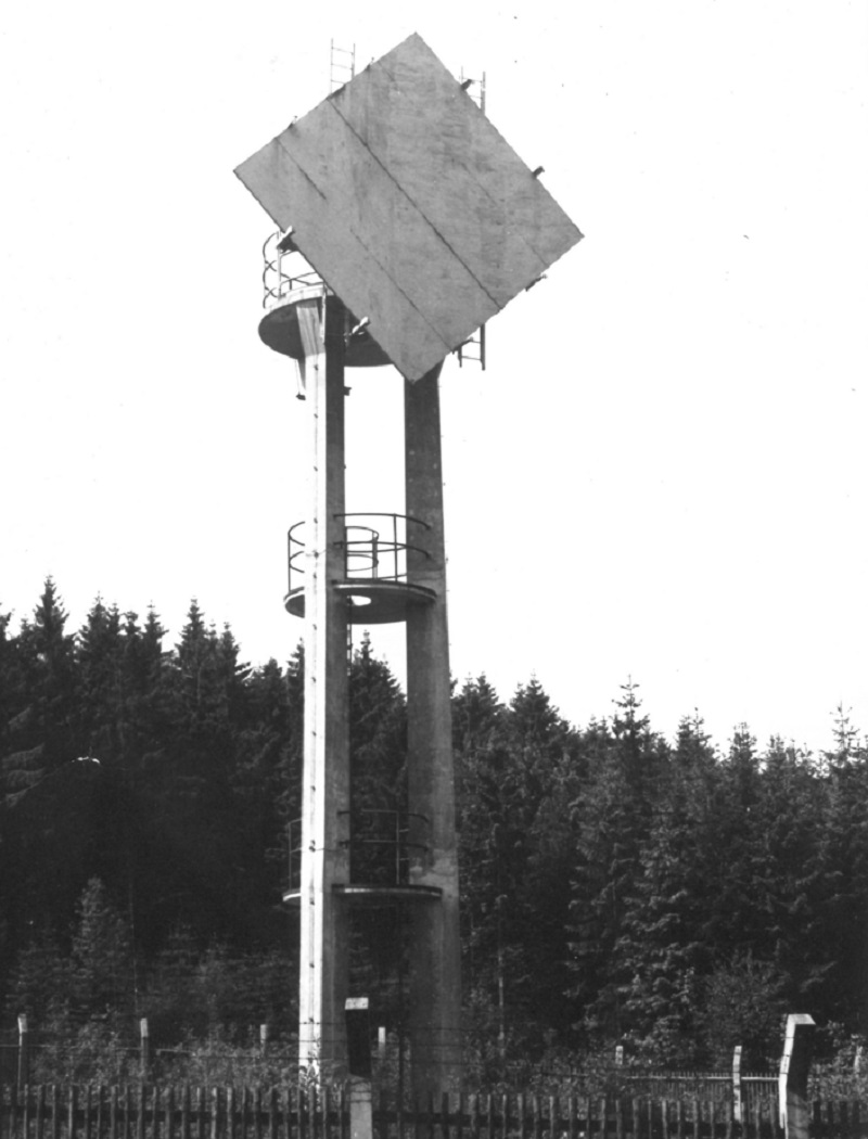 StasiArchiv's tweet image. #Spurensuche gelöst! Dank eurer Hinweise wissen wir nun, wo sich die auf den Fotos abgebildete Mastkonstruktion befand: auf der Steinsburg bei #Suhl. Die Anlage diente im Rahmen des Richtfunknetzes der SED als passive Umlenkstelle.

Weitere Spurensuchen: bundesarchiv.de/stasi-unterlag…