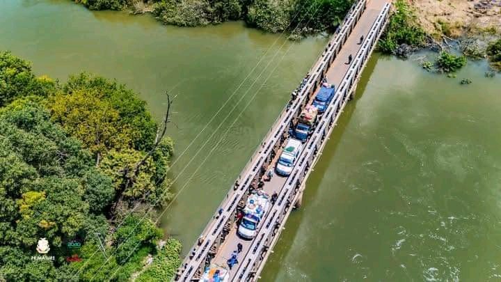 VisionGuinee's tweet photo. Le Premier ministre Bah Oury lance les travaux de construction du nouveau pont de Faranah https://t.co/EbGUEMx1OX #Kibaro #ThursdayThoughts https://t.co/4fJYPGpD9A