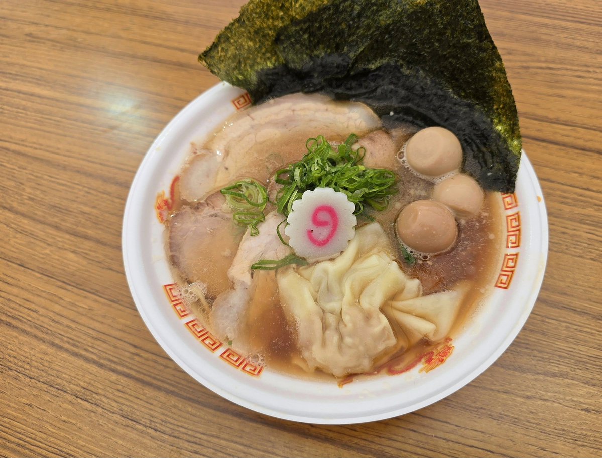 中村麺三郎商店@大つけ麺博

◾天城黒豚背脂煮干しと本枯れ節

店主sが美顔過ぎて
並び中見惚れMAX~🤣🩷

煮干し🐟本枯れ節の出汁に
天城黒豚の背脂 香味油の甘み
スープも麺も旨い🕺💯

今日は🐖豚バラ
箸で掴めない程とろ柔🤭⤴
TP達も全部👍今度お店行きたい😍♬
#大つけ麺博
