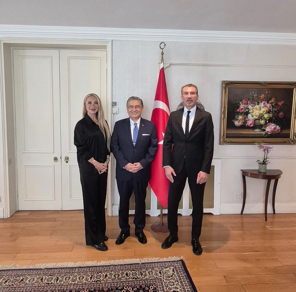 Birleşik Krallık'ta yerleşik Avrupalı Türk Markalar Birliği (ATMB) yönetim kurulu başkanı ve üyeleriyle bir araya geldik. İş insanlarımıza yönelik proje imkanlarını ele aldık. Bu vesileyle kaptanımız Rüştü Reçber ve kıymetli eşiyle tanışmaktan memnuniyet duyduk.