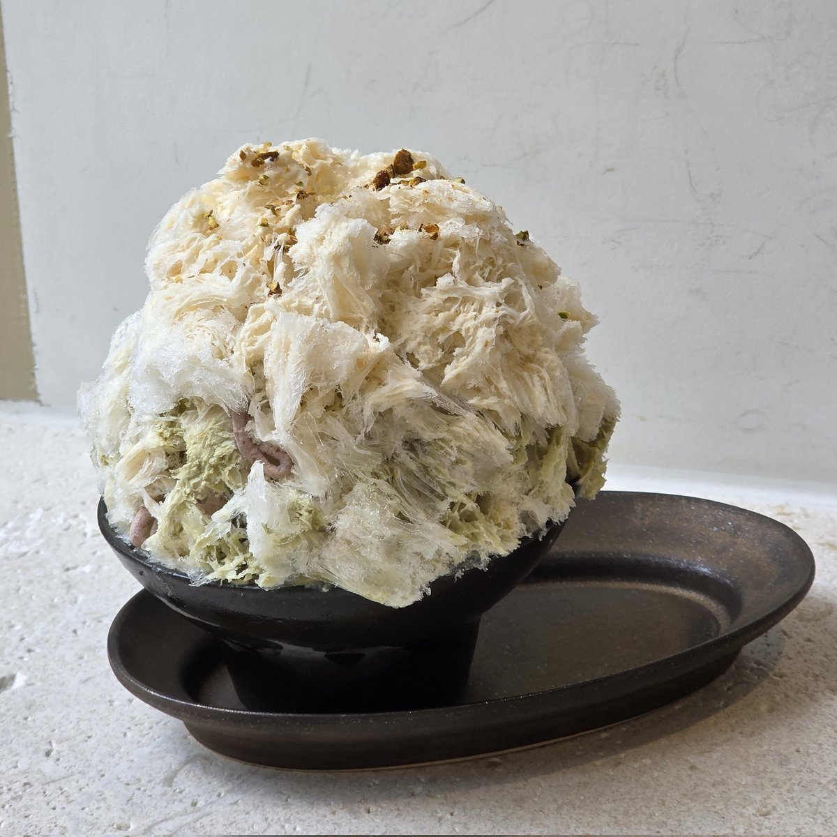 껠끄쇼즈 빙수 팝업
피스타치오 팥 말차 빙수와 말차 헤이즐넛 빙수!
떼루아와 말차헤이즐넛타르트의 빙수버전인데 얇고부드러운 피스타치오, 우유베이스 얼음에 가나슈, 제누아즈 등등 토핑이 쌓여있는데 그냥 맛있다 다른 갸또들도 어떻게 표현될지 너무 궁금해