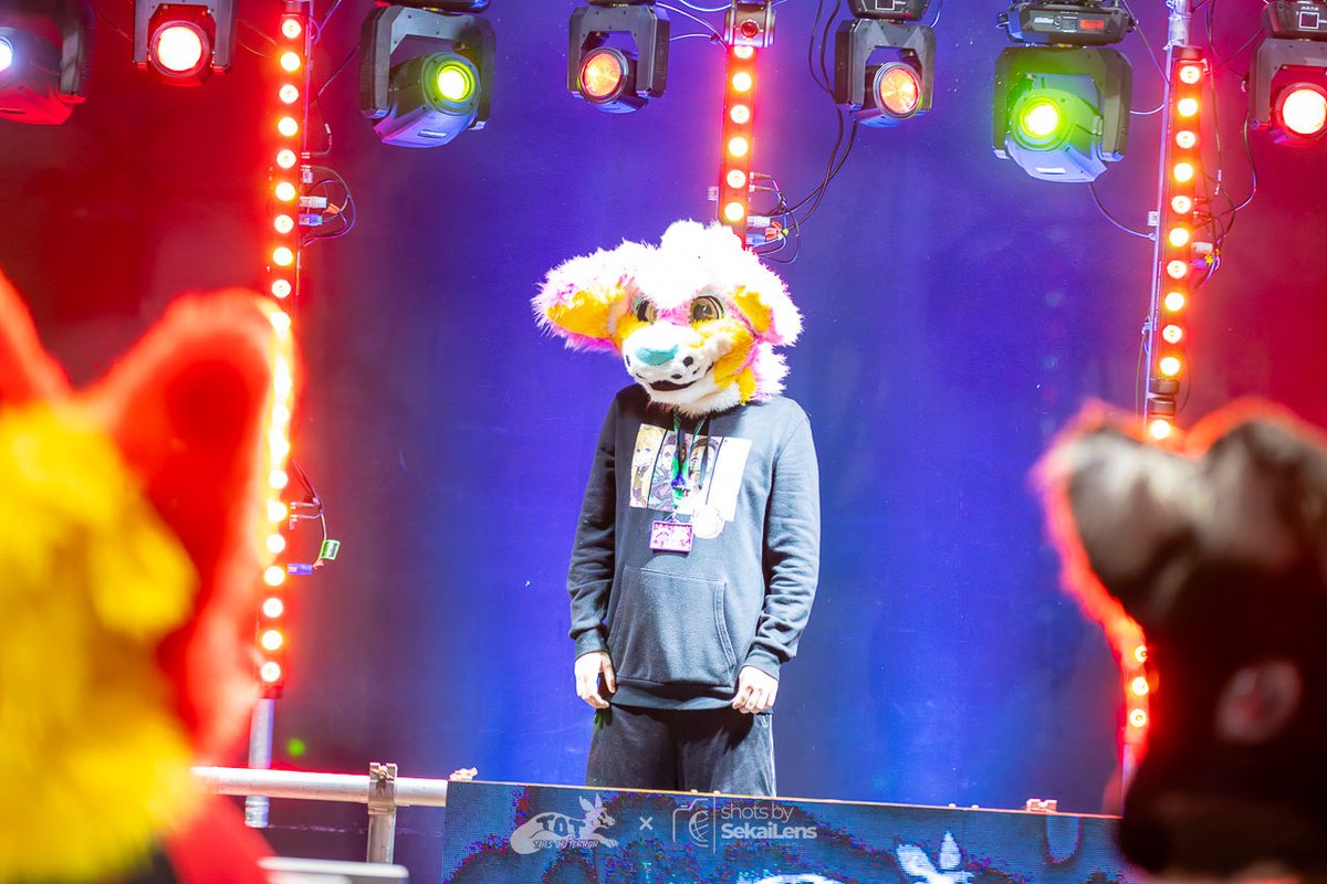 DeskScratch's tweet image. Thank you all so much for such an amazing #TailsofTerror !! I had such a blast wearing Sunny and hanging out with you all! 🎃

📷 : @SekaiLens @FurDUcon 
🪡: @BamboozleWoozle