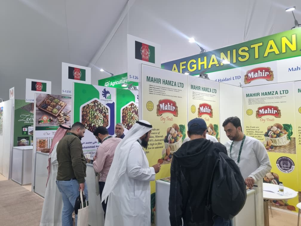 UNDPaf's tweet image. Afghan agribusinesses are shining at the 42nd Saudi Agriculture Exhibition. With support from @UNDPaf’s ACRP project, funded by @EUinAfghanistan, five Afghan entrepreneurs are showcasing saffron, dried fruits and nuts, connecting local farmers to global markets.