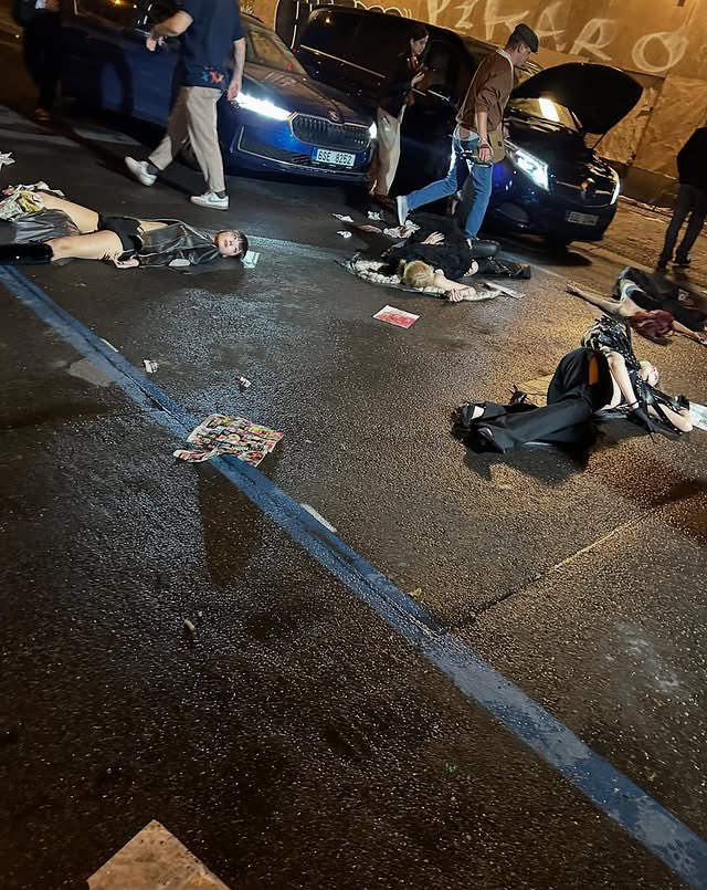 itzypopbase's tweet image. ITZY spotted on the floor in circulating photos from their recent music video for ‘TUNNEL VISION’.