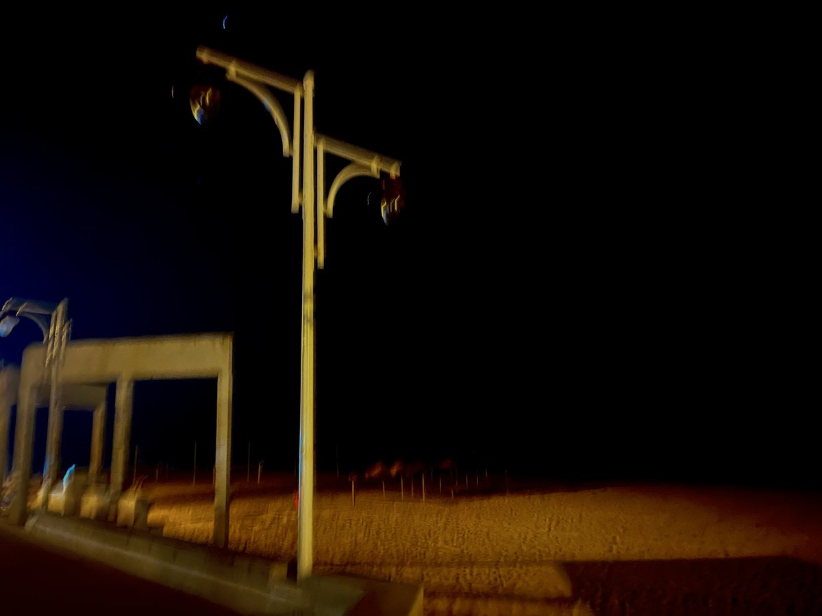 Medio Paseo Marítimo a oscuras en la ciudad que más gasta en luces de Navidad.