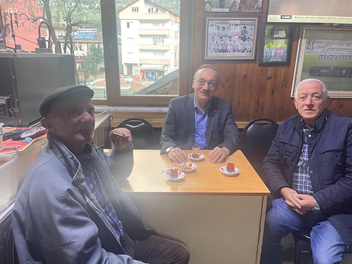 Sabahın 7’sinde iki Ahmet ağabeyimin arasında, sıcacık çay sohbetiyle güne bismillah dedik.