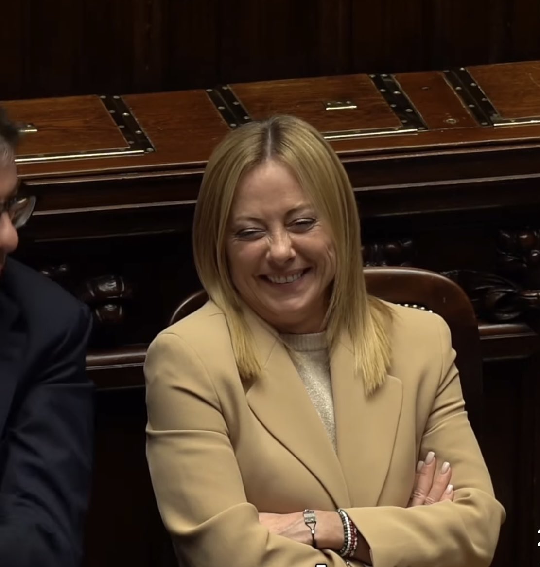 MicheleBonates3's tweet image. Chiudono ospedali
Sei milioni di persone in povertà assoluta
Pressione fiscale mai così alta negli ultimi 10 anni 
Industria in recessione 
Salari da fame 
Immigrazione e reati alle stelle 
Bombe contro i veri giornalisti 
Praticamente Paese allo sbando
E lei ride
Imbarazzante