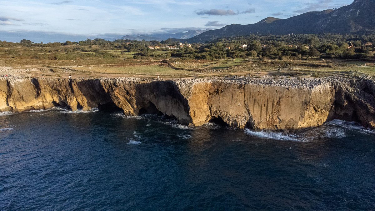 Sherpa07337944's tweet image. Un viaggio nelle Asturie svela un territorio verticale e profondo, dove la natura detta il passo e la cultura si mescola al vento dell’Atlantico.
#asturie #montagne #picos de europa #racconto #Spagna #trekking #viaggio #Altri Spazi #Sherpa
sherpa-gate.com/altrispazi/el-…