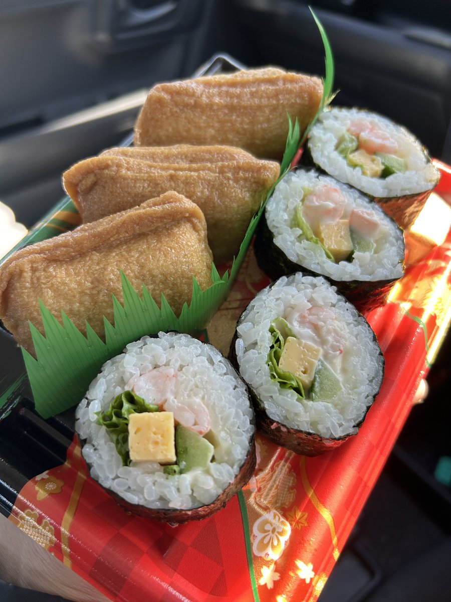 Good afternoon friends.

I bought a sushi bento 🍱.

Today’s lunch
“Inarizushi &amp; maki zushi”

So good.

#japanesefood 
#Japan 
#lunchtime