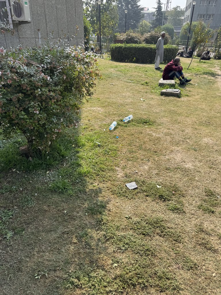 MooNit93's tweet photo. This is the park area inside SKIMS Hospital, the region’s leading healthcare institution. Sadly, this is where patients and attendants have to wait — surrounded by garbage, plastic bottles, and stray dogs.
1/3
#SKIMS #CleanHospital #PatientCare #PublicHealth #Srinagar https://t.co/sM8kM8FQ6v
