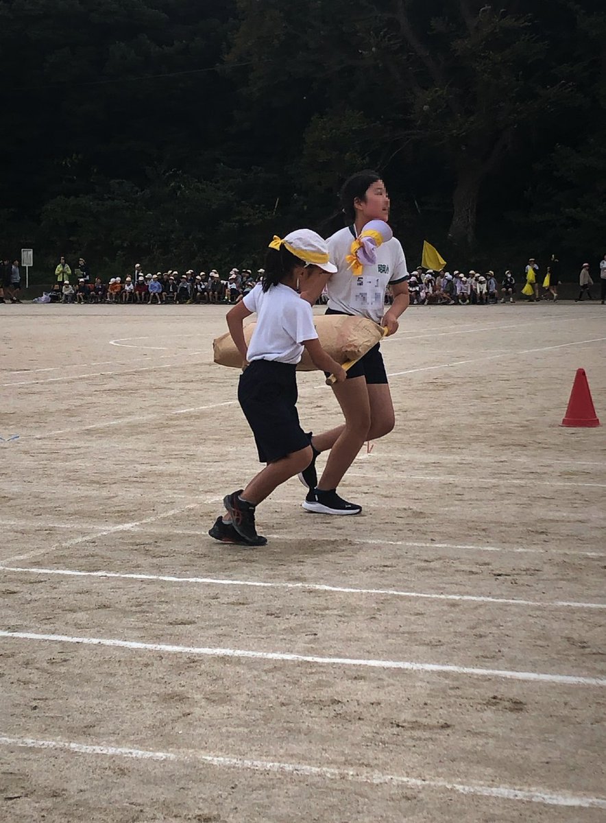 昨日の雨が心配されましたが、無事に小学校の運動会が開催🎽
今の6年生は議員就任年の2020年に入学した子どもたち。
コロナ禍を乗り越え、下級生を引っ張る姿に成長を感じました。
寒さの中でも笑顔と悔し涙で駆け抜けた運動会でした。#袖ケ浦 #運動会 #子どもの成長