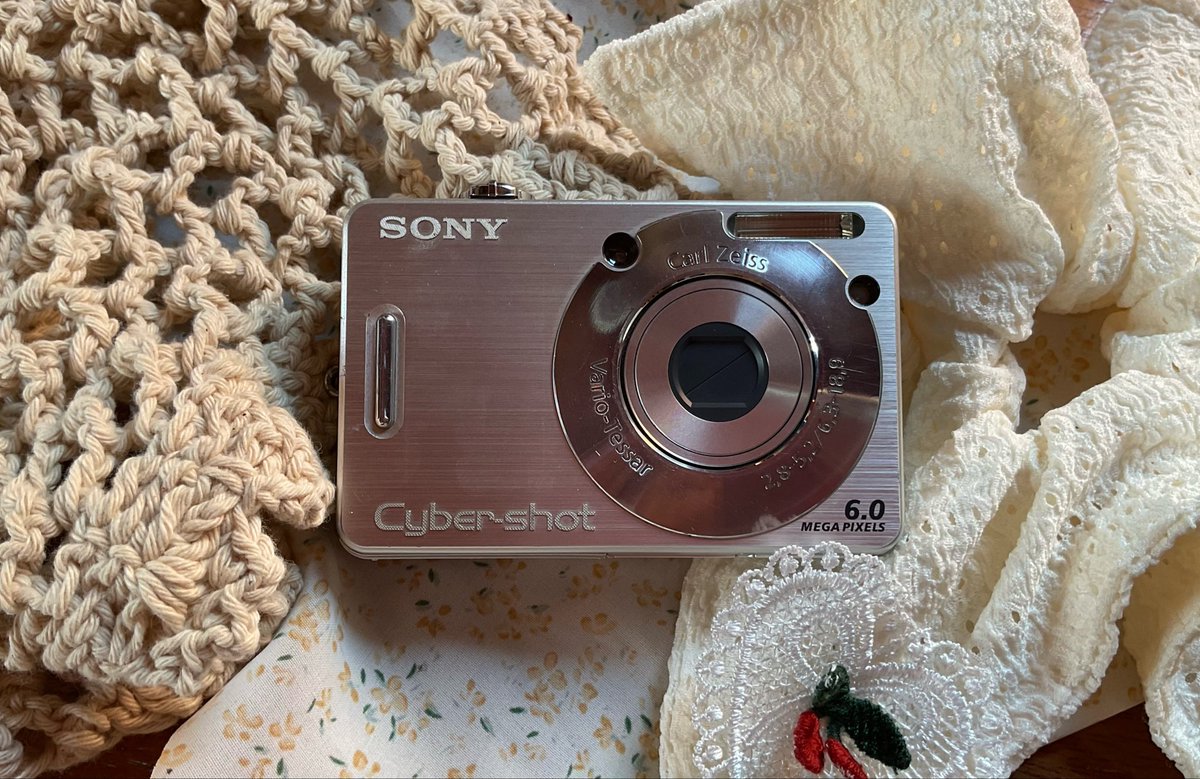 octttt453222777's tweet photo. ปล่อยต่อกล้องดิจิตอล Sony dsc-w50 📸
📍ใช้งานปกติ ✨ แฟลชติด ซูมได้ 
🔻ตำหนิ ถ่ายออกมาแล้วเป็นฝุ่น
💵 950 บาท ✅
🔆 ได้รับ กล้อง, เมม, แบต
🙇🏻‍♀️🙇🏻‍♀️🙇🏻‍♀️
#กล้องดิจิตอลมือสอง #ส่งต่อกล้องดิจิตอล https://t.co/YEnoISTq1k