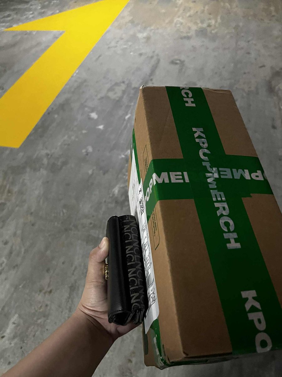 acadlencomms's tweet image. #lentock 🗣️💕 
good aftie, lovies! i just want to share na dumating na yung lightstick ko from kpop merch and excited na ako!! 🥹 as of now, nasa place pa itez ni ali and siya rin nag-received. so so excited for this!! 😭💗