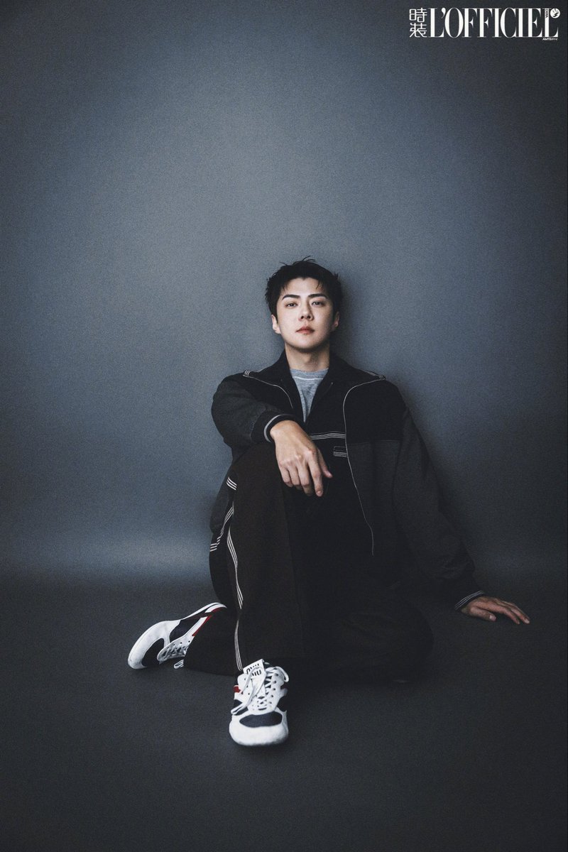 silventide's tweet image. 모든 시선,  모든 멈춤이 의도적이고 단단하며 확신에 차 있다. 세상이 앞다투어  드러나려 할 때,  그는 그저 ‘존재하기’
를 선택한다 — 침착하고, 확고하며, 누구도 흔들 수 없는 고요함으로.                                𓋰