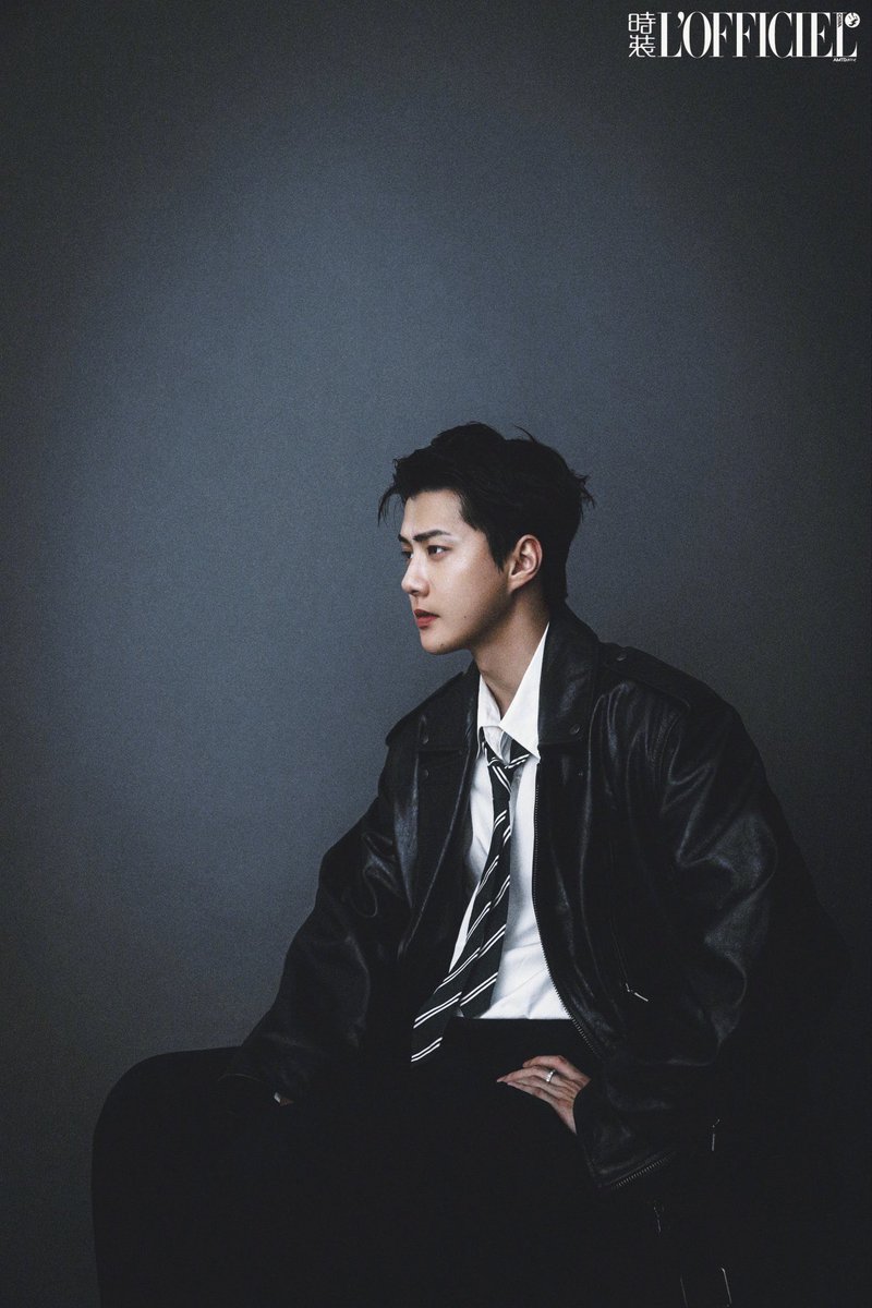 silventide's tweet image. 모든 시선,  모든 멈춤이 의도적이고 단단하며 확신에 차 있다. 세상이 앞다투어  드러나려 할 때,  그는 그저 ‘존재하기’
를 선택한다 — 침착하고, 확고하며, 누구도 흔들 수 없는 고요함으로.                                𓋰