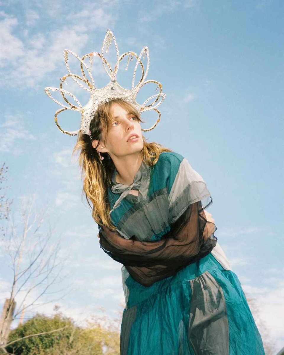 A successful EWO debut that comes with a severe painful headache from a hard fought fight with a great competitor in Tehuai🖤Ouch
But HEY! Still a success!
So instead of celebrating. I shall wear this giant ugly looking tiara to show my content👑
Note: I gotta slap Mike Sweeney✌️