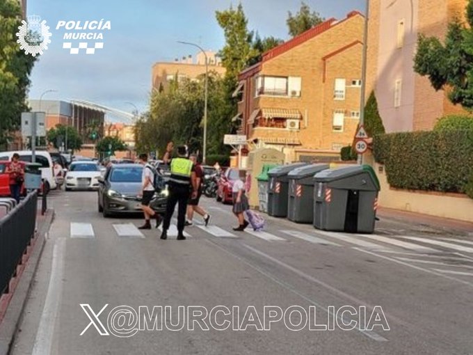MurciaPolicia's tweet image. #BuenosDias
Arrancamos el jueves cuidando de nuestr@s pequeños.

Desde temprano, acompañamos en las entradas de los colegios, regulando el tráfico y promoviendo la seguridad vial.
Nuestro compromiso es que lleguen seguros al cole.
 #SeguridadEscolar
