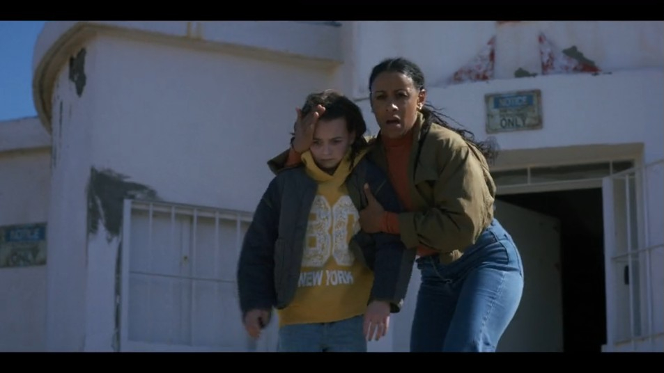 JavaJunkie91's tweet image. "Hello Tali." *shoots bad guy*

"Is he dead?"

"No, it was a sleeping dart, right?"

"Right."

"Then why can't I see?"

"Because there is blood everywhere."

Martine's parenting skills are on point 🤣

#TonyandZiva