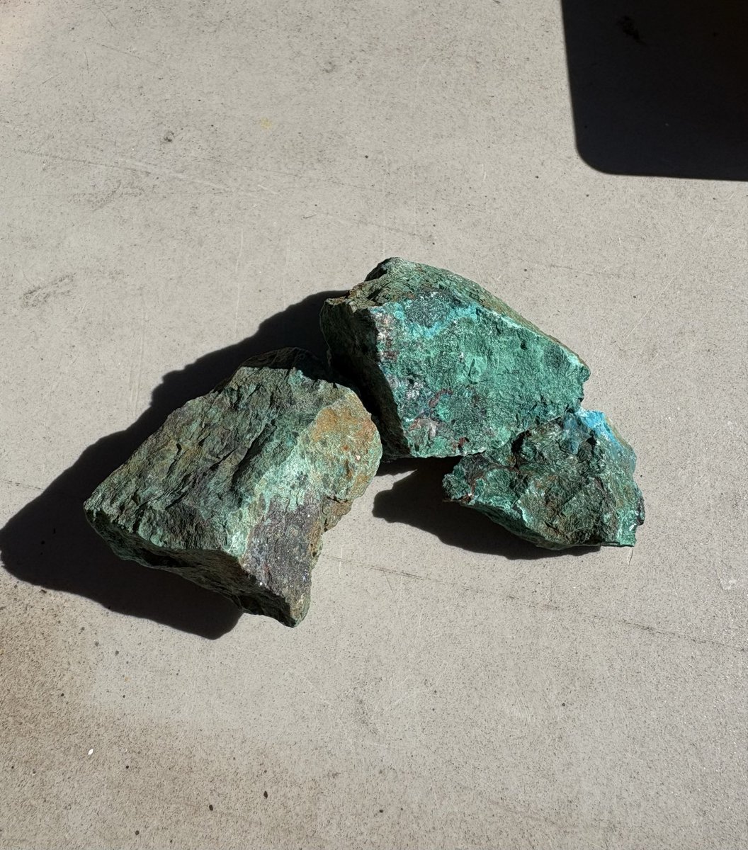 26日(日)の銅山まつりに向けて、古代銅製錬復元実験でフイゴ踏みを体験された方々にプレゼントする孔雀石(チリ産)の準備をしました
明々後日です
準備も着々と進んでいます

#銅山まつり #古代銅製錬復元実験 #長登銅山文化交流館 #大仏ミュージアム #美祢市 #山口県