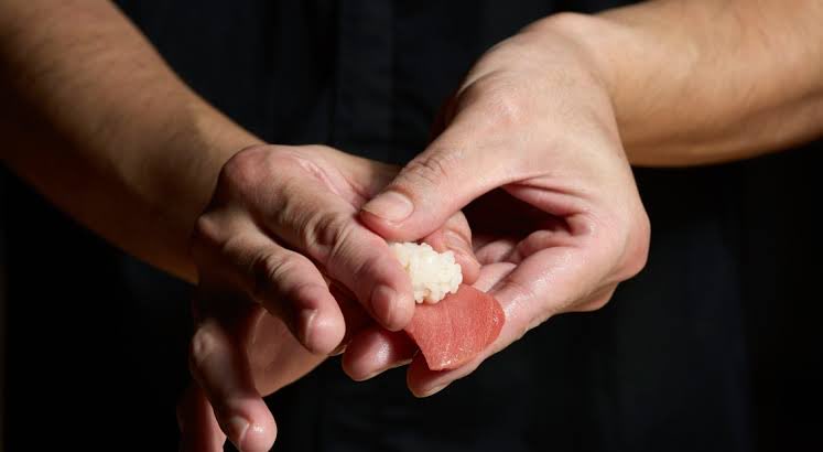 Here’s how sushi chefs prepare sushi