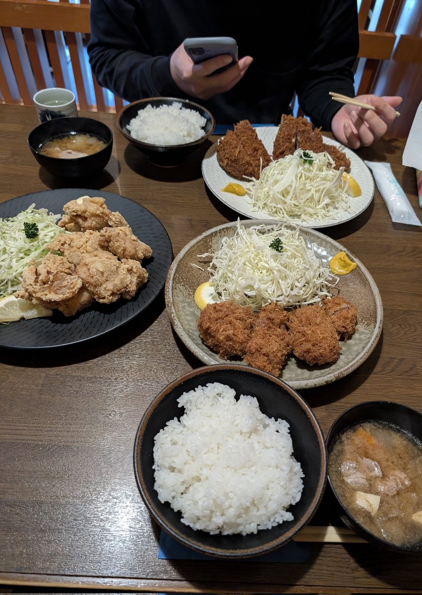 tooooom_y's tweet photo. 親友とともに長野へ帰省🍂タイヤ交換をし、行きつけのとんかつを食べ、そのまま上田へ
甥っ子のお誕生日のお祝いも一緒にできて良かった〜✨
くらすわの森も良かったなぁ、また晴れたらゆっくり散歩したい🌳

#くらすわの森
#上田城 https://t.co/nmdecz3N72