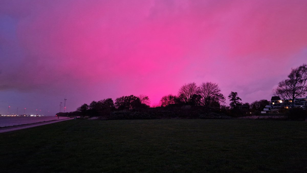 Noorderlicht in Maassluis, zo mooi 😍 #westland #kassen