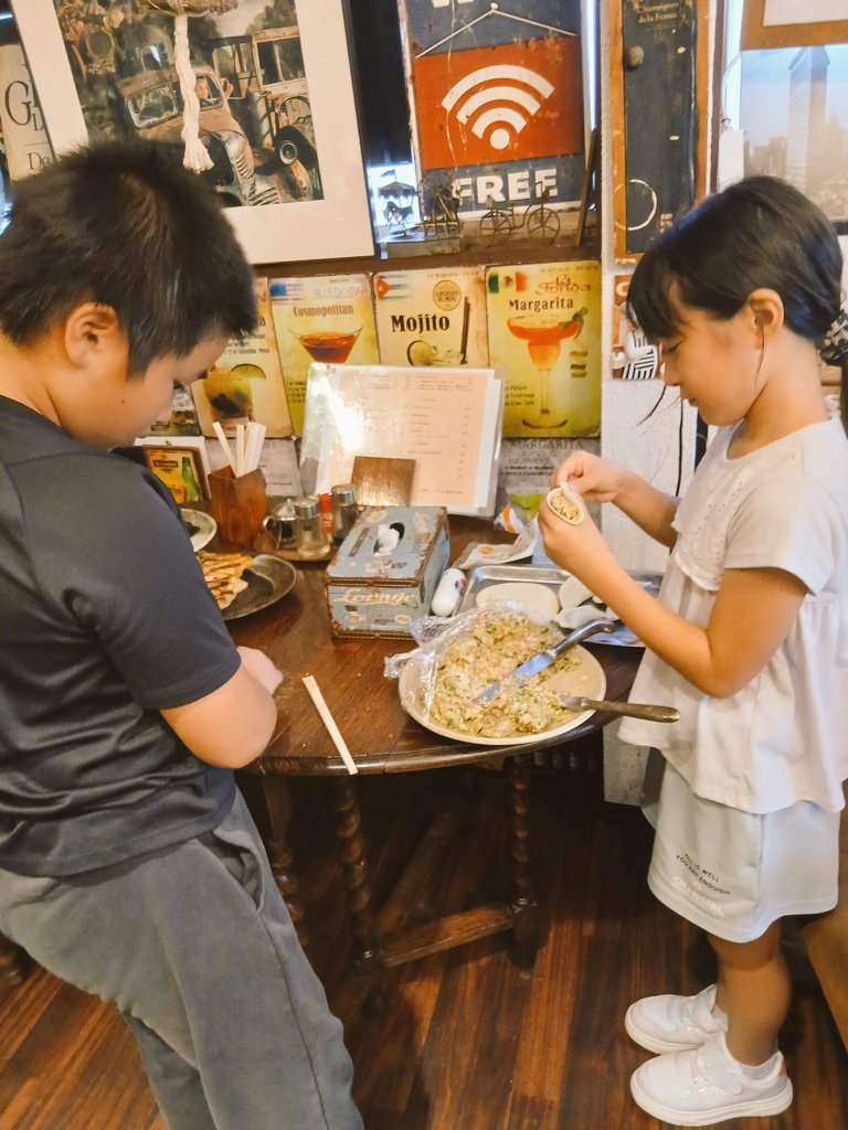 aikocafe1197's tweet photo. なつ　せいたろう　ぎょうざ上手だね
ありがとう！ https://t.co/x2AmA8X3UT