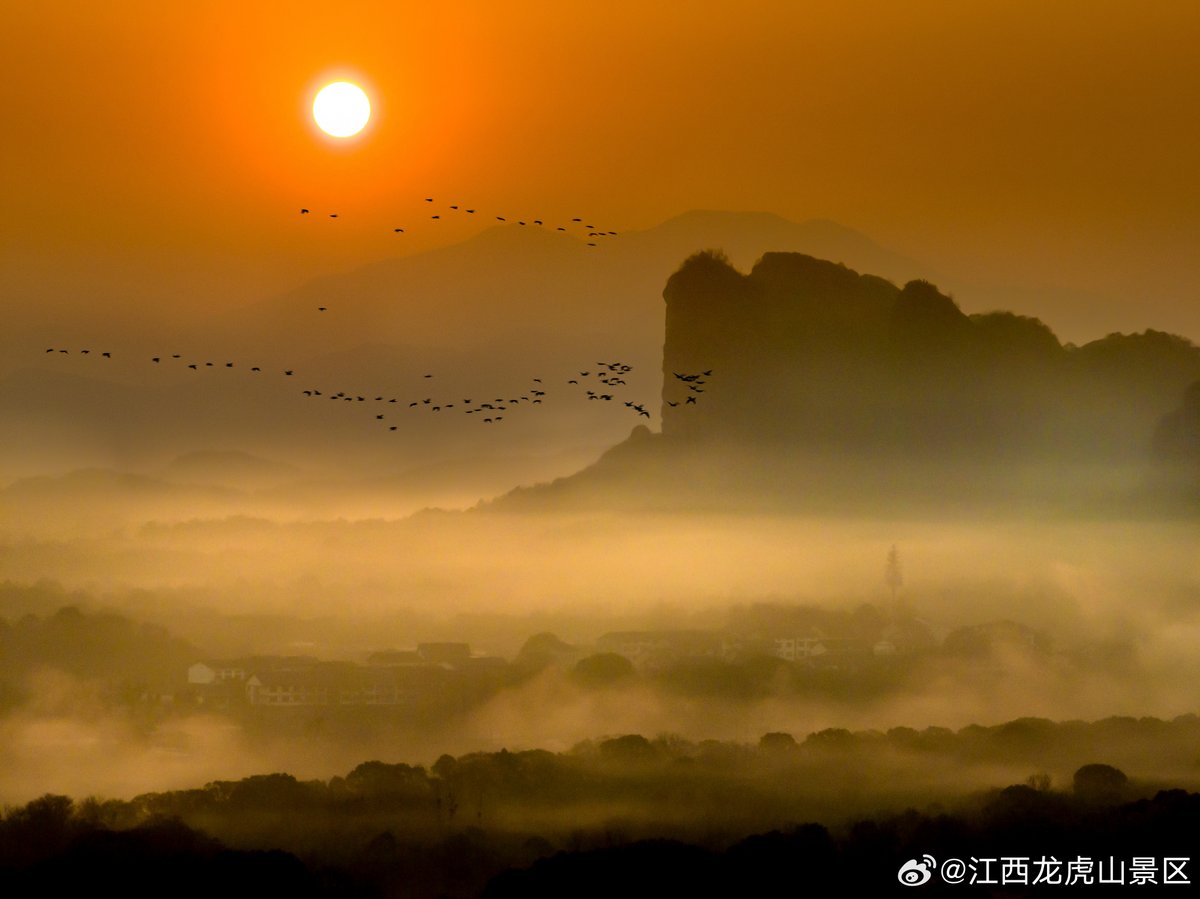 Beautiful Jiangxi: Come to Longhu Mountain and witness a breathtaking sea of clouds drifting through the autumn peaks.