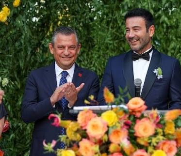 Çarşı içi çok karışık.
Tam bir skandal.
Rıza Polat'ı partiden uzaklaştırması için Ö.Özel'e Parti içinde ağır baskı var.
Ancak,
Rıza Akpolat;
"Beni yakarsanız E.İmamoğlu ile  Ö.Özel hakkında bütün bildiklerimi açıklarım" dediği için Ö.Özel ayak diriyor.