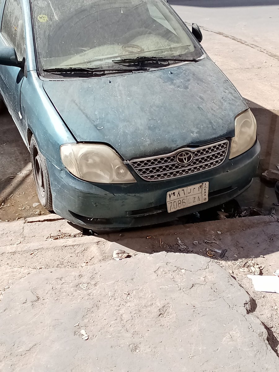 raidah_al3437's tweet photo. @Saudi_Traffic السيارة واقفة امام المحل من أربعة أيام ولا يوجد رقم تواصل . المحل متعطل ، لا مواد داخله ولا خارجه ، نرجو المساعدة في اقرب وقت https://t.co/G1OX0V7dGU