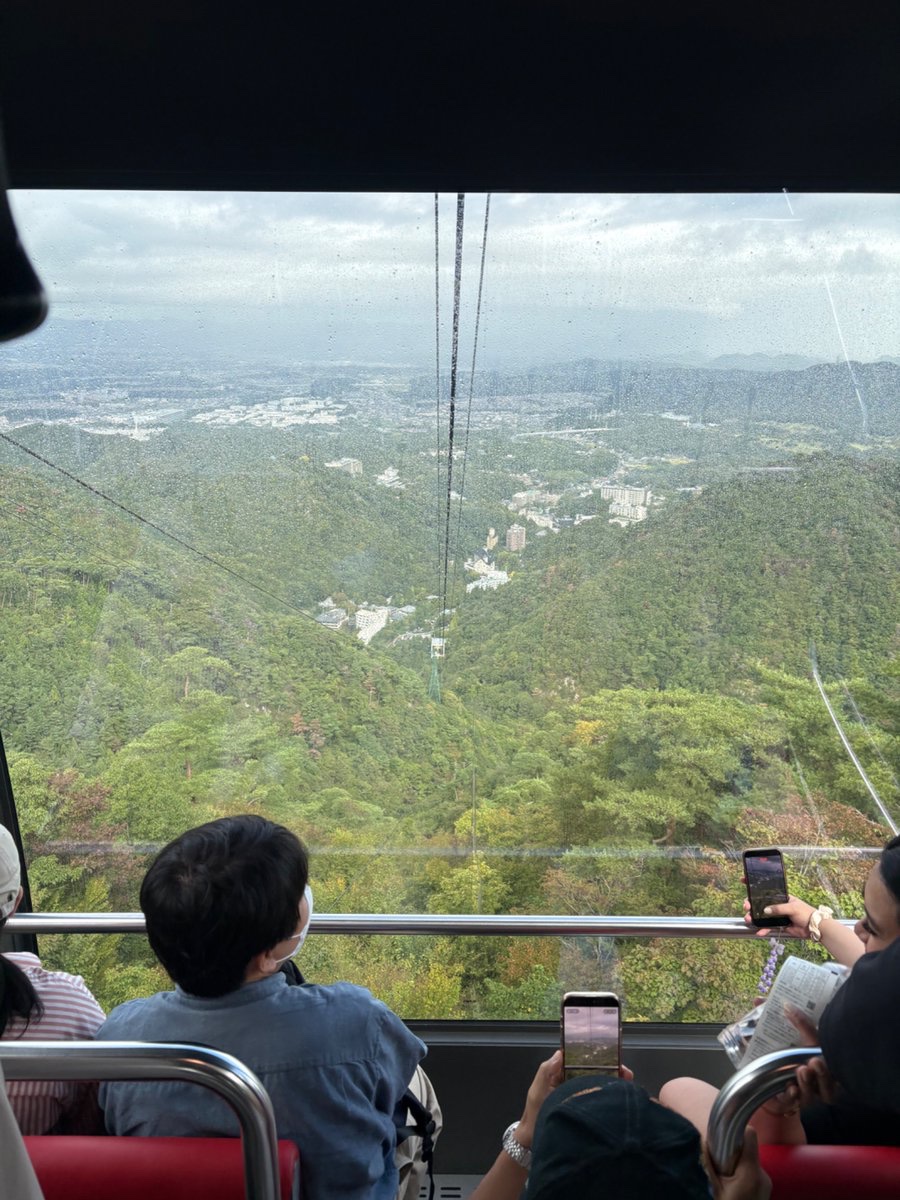 ArrowS_nagoya's tweet photo. こんにちは⛰️今井です🎶
先日、六甲山🔜有馬温泉へロープウェイに乗りました🚡
ミストのような雨が降っていて景色見えないな〜
とテンション下げ⤵️でしたが
逆に雨のおかげで虹🌈が見れました😌
いい事ありますように🙏🌈⛰️

https://t.co/TIfR1qyE37 https://t.co/pBvZOn56sw