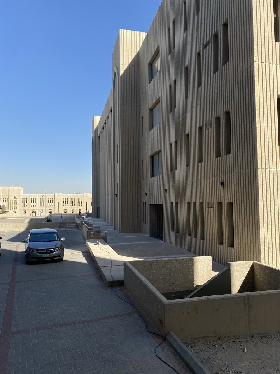 الناس سافروا من امس بس قررت اطلب العلم لاخر لحظة ☝🏼