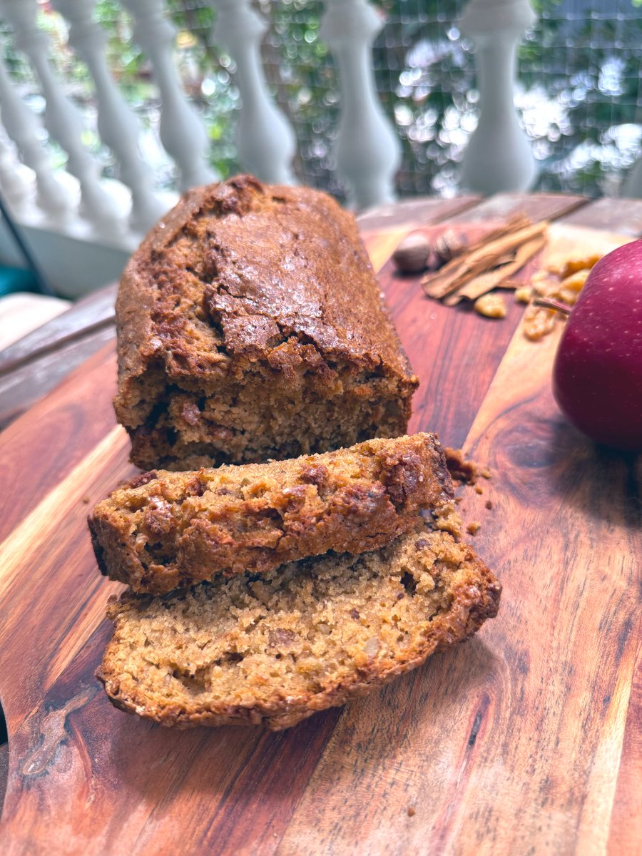 pampereira9's tweet image. The warm aroma of cinnamon and nutmeg wafting through my kitchen.. apple walnut bread in the oven 

Coffee and cake make for perfect mornings 

#baking❤️ #myfoodstories