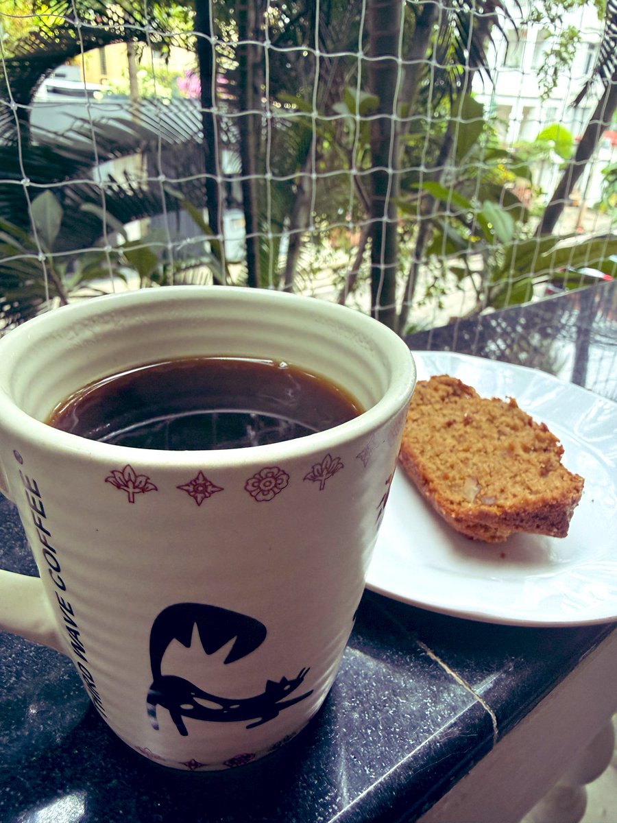 pampereira9's tweet image. The warm aroma of cinnamon and nutmeg wafting through my kitchen.. apple walnut bread in the oven 

Coffee and cake make for perfect mornings 

#baking❤️ #myfoodstories